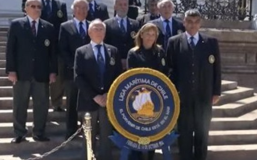 Liga Marítima depositó ofrenda durante el cambio de guardia en el monumento a los Héroes de Iquique.