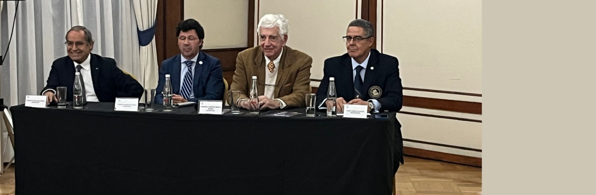 Visiones estratégicas sobre Valparaíso marcaron el inicio del ciclo de los Coloquios