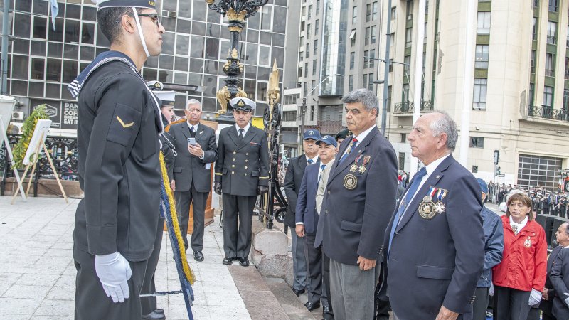 Liga Marítima rinde homenaje a las Glorias Navales con ofrenda en Monumento a Los Hérores de Iquique