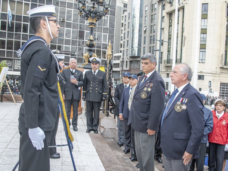 Liga Marítima rinde homenaje a las Glorias Navales con ofrenda en Monumento a Los Hérores de Iquique