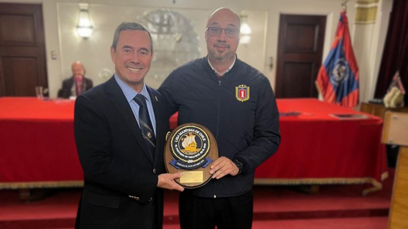 Liga Marítima de Chile saluda al Cuerpo de Bomberos de Chile en su 174 años