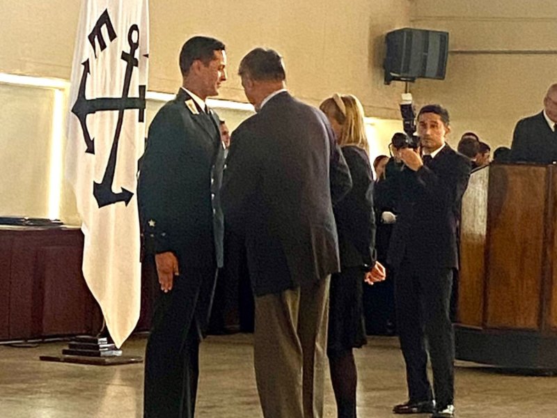 Liga Marítima de Chile condecoró excelencia académica en Ceremonia de Egreso de la Escuela Naval Arturo Prat