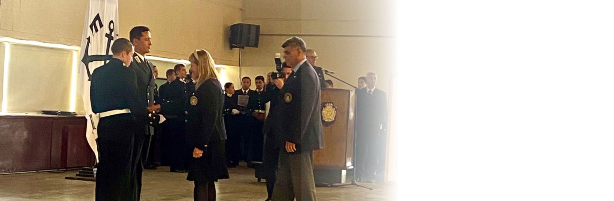 Ligamar condecora excelencia académica en Escuela Naval