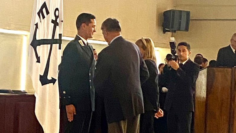 Liga Marítima de Chile condecoró excelencia académica en Ceremonia de Egreso de la Escuela Naval Arturo Prat