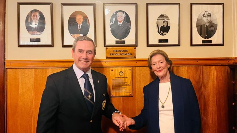 Liga Marítima de Chile rinde homenaje a su fallecido Past President con la develación de una placa en su memoria